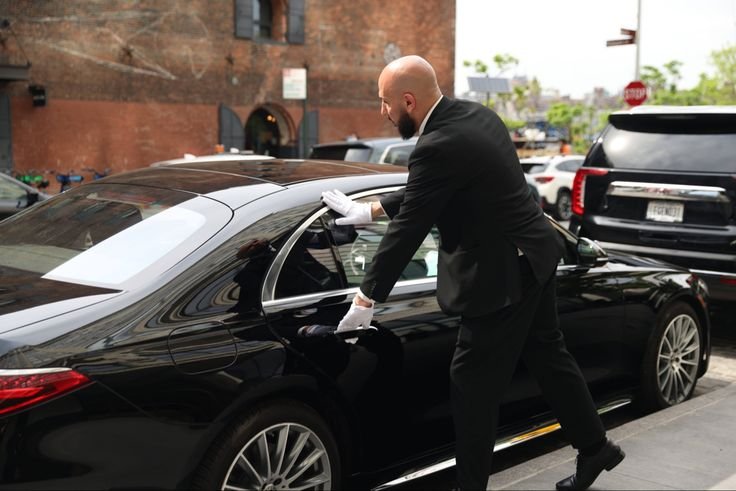 Corporate limo service Toronto executive chauffeur luxury car